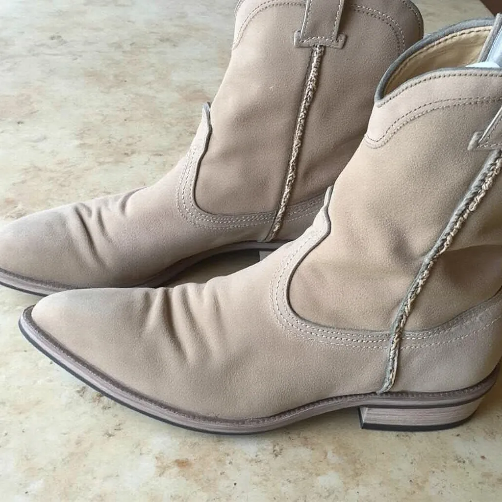 Botas de gamuza limpias